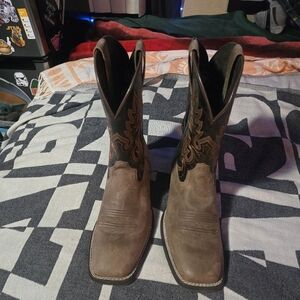 Only used 1 time cow boy boots size 8.5 Ariat style asking 240 obo
